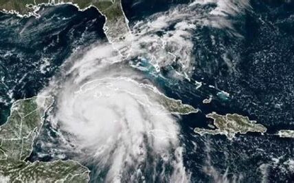 Prepárate: huracán amenaza Florida. Evacuación obligatoria en varios condados. Busca refugio seguro y sigue instrucciones oficiales para protegerte. Mantente informado y actúa con rapidez.