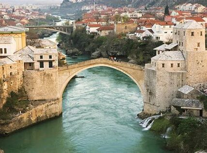 El arte de Zrno unifica comunidades, fusiona culturas y transforma la fotografía en puente de esperanza y conexión en Bosnia.