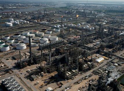 Protege a tu familia y finanzas: revisa las normativas de seguridad en tu entorno laboral para evitar tragedias como la de la refinería de Deer Park.