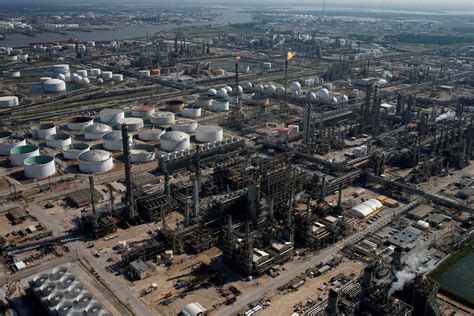 Protege a tu familia y finanzas: revisa las normativas de seguridad en tu entorno laboral para evitar tragedias como la de la refinería de Deer Park.