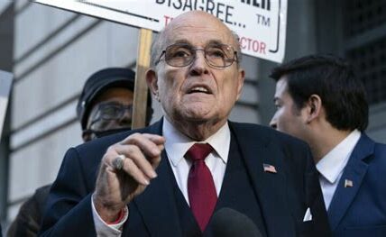 Rudy Giuliani enfrenta una crisis financiera tras un fallo de difamación; su apartamento en Manhattan está en venta para cubrir una indemnización de 132 millones de dólares.