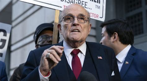 Rudy Giuliani enfrenta una crisis financiera tras un fallo de difamación; su apartamento en Manhattan está en venta para cubrir una indemnización de 132 millones de dólares.