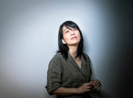 Han Kang redefine la literatura surcoreana con "La vegetariana", trascendiendo fronteras culturales y literarias al ganar el Premio Man Booker Internacional y abrir paso a voces surcoreanas.