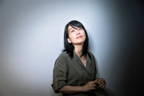 Han Kang redefine la literatura surcoreana con "La vegetariana", trascendiendo fronteras culturales y literarias al ganar el Premio Man Booker Internacional y abrir paso a voces surcoreanas.