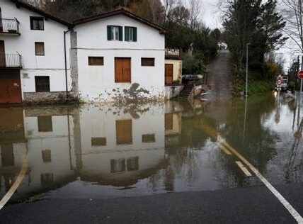 Las intensas lluvias en España han causado 155 muertes y devastadores daños. El gobierno y voluntarios trabajan arduamente en el rescate y recuperación.