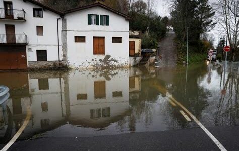 Las intensas lluvias en España han causado 155 muertes y devastadores daños. El gobierno y voluntarios trabajan arduamente en el rescate y recuperación.