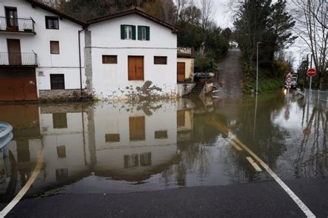 Las intensas lluvias en España han causado 155 muertes y devastadores daños. El gobierno y voluntarios trabajan arduamente en el rescate y recuperación.