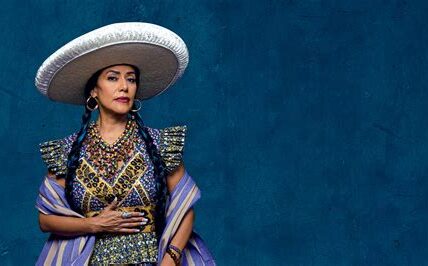 Lila Downs cautiva al público mexicano con su poderosa fusión de música y compromiso social, destacando su influencia en la escena cultural y política.