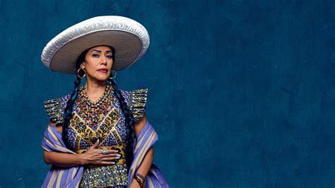 Lila Downs cautiva al público mexicano con su poderosa fusión de música y compromiso social, destacando su influencia en la escena cultural y política.