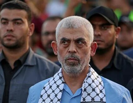 En medio del conflicto con Israel, Yahya Sinwar lidera Hamas en Gaza, impulsando estrategias más agresivas y coordinadas.