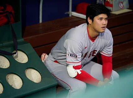 La lesión de Ohtani preocupa a los fanáticos, mientras los Dodgers celebran otro triunfo reforzando su posición en la liga.