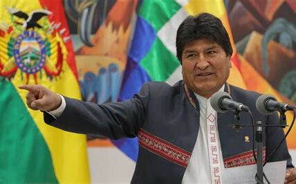 Evo Morales, exmandatario de Bolivia, enfrenta orden de arresto; resurge la tensión política y judicial en el país.