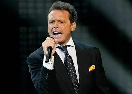 Luis Miguel cerrará su gira mundial en el Estadio Azteca, prometiendo un concierto inolvidable que unirá generaciones de fans. Asiste y vive la magia del "Sol de México".