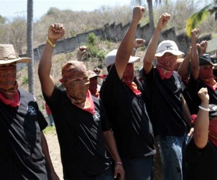 Reflexiona sobre los riesgos de la justicia por mano propia en Guerrero y la creciente formación de grupos comunitarios autodefensa, mientras el Estado lucha por imponer el orden.