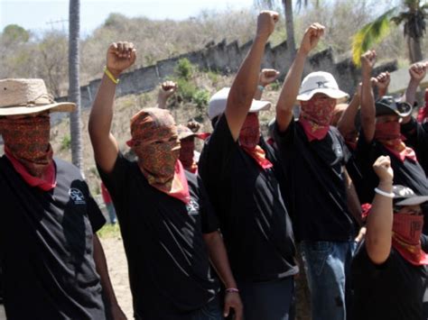 Reflexiona sobre los riesgos de la justicia por mano propia en Guerrero y la creciente formación de grupos comunitarios autodefensa, mientras el Estado lucha por imponer el orden.