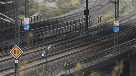 El accidente en Noruega resalta urgencia de mejorar protocolos de seguridad ferroviaria. Mantener infraestructuras óptimas es esencial para evitar tragedias y proteger vidas.