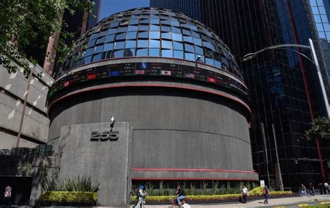 La BMV refleja nerviosismo global; tensiones políticas y tasas de interés elevadas impactan mercados emergentes. Inversionistas buscan refugio seguro ante incertidumbre.