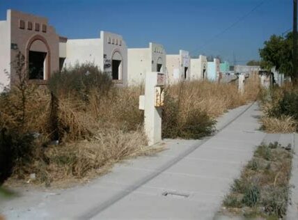 La crisis del abandono de viviendas en México requiere soluciones urgentes; Infonavit trabaja por rescatar propiedades y revitalizar comunidades afectadas.