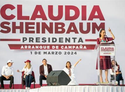 Simpatizantes llenaron el Zócalo para apoyar a Claudia Sheinbaum, destacando su lucha contra la corrupción, la desigualdad social y el desarrollo económico sustentable.