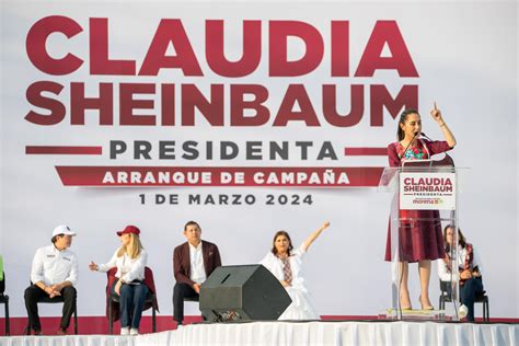 Simpatizantes llenaron el Zócalo para apoyar a Claudia Sheinbaum, destacando su lucha contra la corrupción, la desigualdad social y el desarrollo económico sustentable.