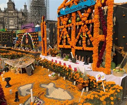 Descubre la magia del Día de Muertos en el Zócalo de CDMX con un espectáculo de luces inolvidable que honra nuestras tradiciones.