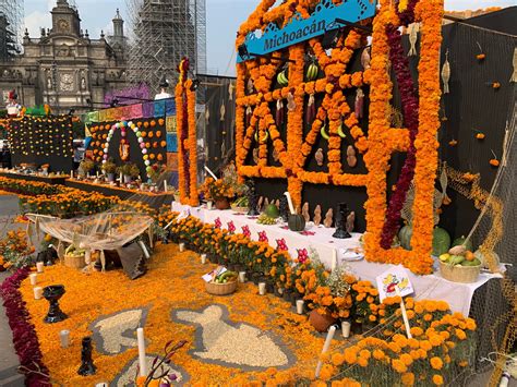 Descubre la magia del Día de Muertos en el Zócalo de CDMX con un espectáculo de luces inolvidable que honra nuestras tradiciones.