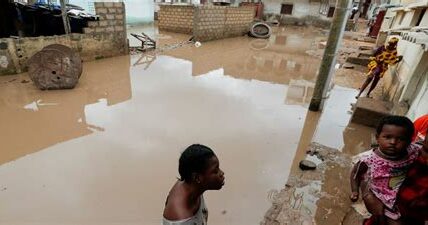 Inundaciones devastadoras en África Occidental y Central destacan la urgencia de abordar el cambio climático, impactando medios de vida y aumentado la pobreza en regiones ya vulnerables.