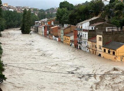 Inundaciones en España: daños masivos, evacuaciones y rescates mientras las autoridades trabajan intensamente para evaluar y apoyar a las comunidades afectadas.