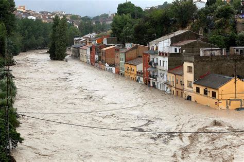 Inundaciones en España: daños masivos, evacuaciones y rescates mientras las autoridades trabajan intensamente para evaluar y apoyar a las comunidades afectadas.