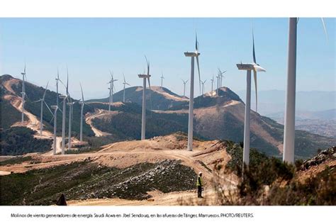 Marruecos lidera en energías renovables con inversiones europeas, pero enfrenta críticas por impacto social negativo en comunidades locales.