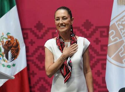 Sheinbaum y AMLO en la ceremonia de investidura: un momento crucial para Morena en su camino hacia las elecciones presidenciales de 2024.