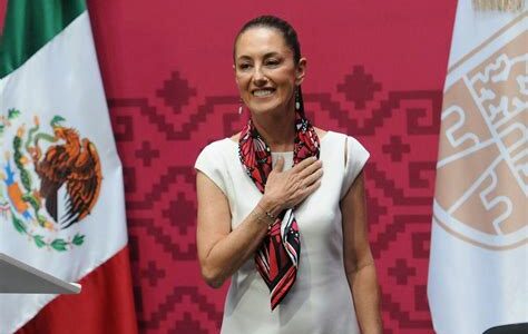 Sheinbaum y AMLO en la ceremonia de investidura: un momento crucial para Morena en su camino hacia las elecciones presidenciales de 2024.