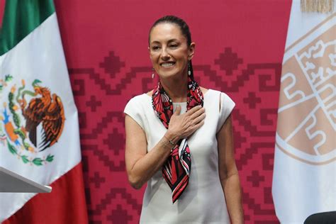 Sheinbaum y AMLO en la ceremonia de investidura: un momento crucial para Morena en su camino hacia las elecciones presidenciales de 2024.