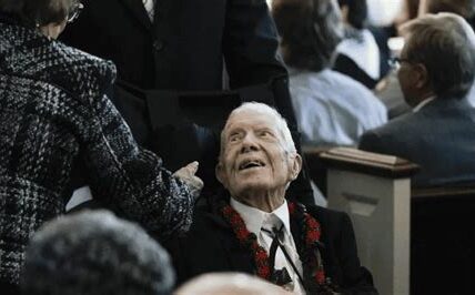 Jimmy Carter cumple 100 años, destacando por su labor en la Fundación Carter y su Premio Nobel de la Paz. Su legado de paz y derechos humanos perdura.