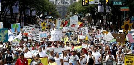 Latinos se unen en Filadelfia para rechazar la retórica de odio de Trump; piden cambios ante elecciones 2024. La comunidad exige justicia y derechos.