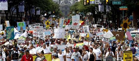 Latinos se unen en Filadelfia para rechazar la retórica de odio de Trump; piden cambios ante elecciones 2024. La comunidad exige justicia y derechos.