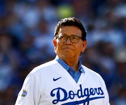 Fernando Valenzuela, leyenda mexicana del béisbol, dejó un legado imborrable en las Grandes Ligas con su talento y carisma. Inspiró a generaciones.