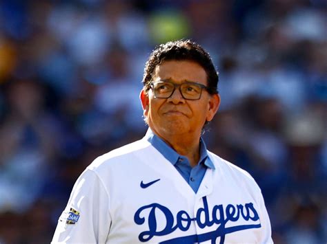 Fernando Valenzuela, leyenda mexicana del béisbol, dejó un legado imborrable en las Grandes Ligas con su talento y carisma. Inspiró a generaciones.