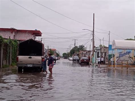 Las inundaciones en el sureste mexicano han forzado evacuaciones masivas y dañado gravemente infraestructura y cultivos, complicando la situación para miles de familias afectadas.