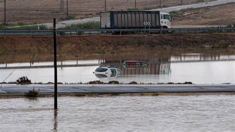 Las lluvias torrenciales en España han dejado víctimas y daños significativos, afectando infraestructura y obligando a desalojos masivos en Cataluña, Comunidad Valenciana y las Islas Baleares.