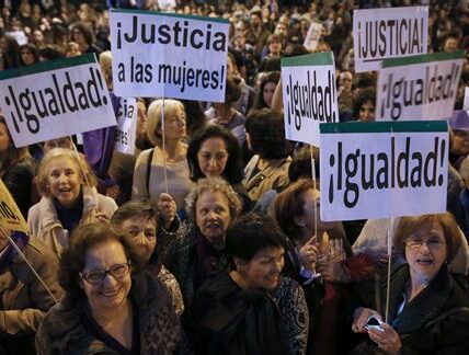 Manifestantes en Chilpancingo exigen acciones contra la violencia de género y renuncia de la Gobernadora Salgado ante el aumento de feminicidios y desapariciones en Guerrero.