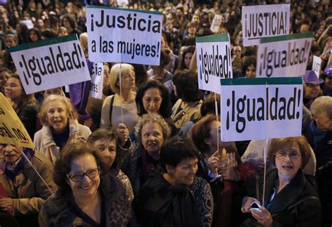 Manifestantes en Chilpancingo exigen acciones contra la violencia de género y renuncia de la Gobernadora Salgado ante el aumento de feminicidios y desapariciones en Guerrero.