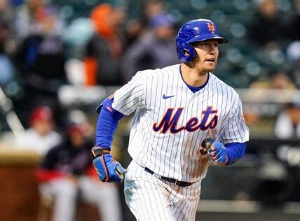 Mets derrotan a Dodgers 7-3, con Pete Alonso y Jacob deGrom liderando. Nueva York mantiene vivas sus esperanzas de avanzar en los playoffs de la MLB.