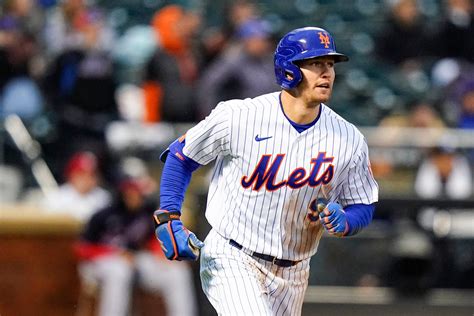 Mets derrotan a Dodgers 7-3, con Pete Alonso y Jacob deGrom liderando. Nueva York mantiene vivas sus esperanzas de avanzar en los playoffs de la MLB.