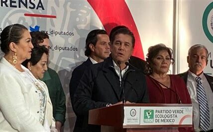 Morena retira cláusula polémica que limitaba impugnaciones electorales tras críticas y preocupaciones sobre potencial desequilibrio democrático y restricción de derechos.