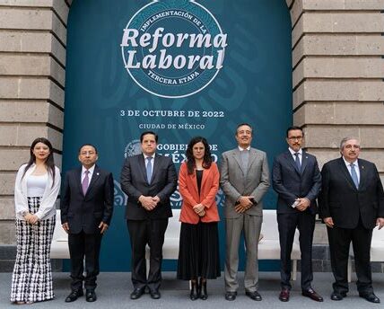 La reforma laboral busca establecer salarios más justos para servidores públicos, limitando bonos excesivos y alineando sueldos con criterios de austeridad.