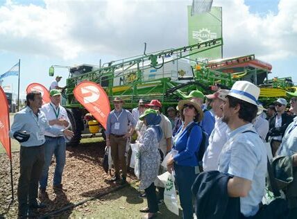 Nuevas políticas agrícolas en México buscan sostenibilidad y autosuficiencia, pero generan tensiones con empresarios. El diálogo será clave para equilibrar intereses.