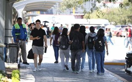 Nuevo León protege a sus estudiantes con calzado fosforescente, mejorando su seguridad vial y apoyando la economía local.