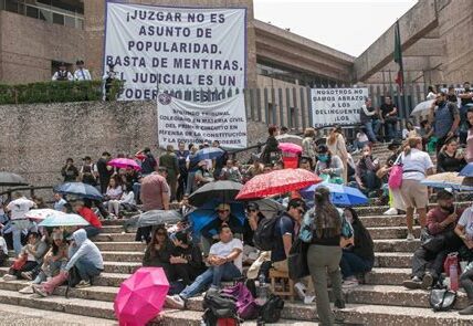 El paro del Poder Judicial en México resalta la necesidad de mejor financiamiento para garantizar una justicia accesible y eficiente, afectando miles de procesos judiciales.