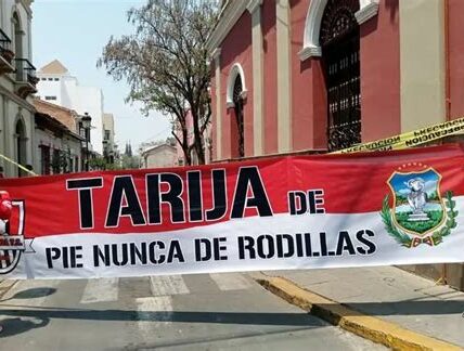 La UAS inicia un paro indefinido defendiendo su autonomía, afectando a miles de estudiantes y docentes ante intervenciones gubernamentales. Autonomía universitaria en el centro del debate.